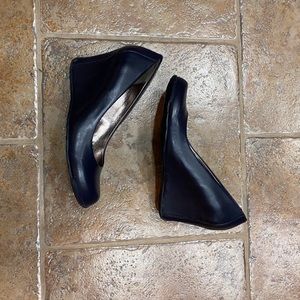 Kenneth Cole Reaction Did U Tell round toe wedge